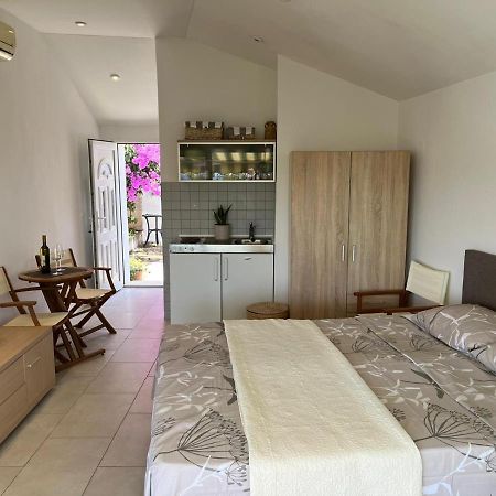 Studio Apartment Sol Mlini Bagian luar foto
