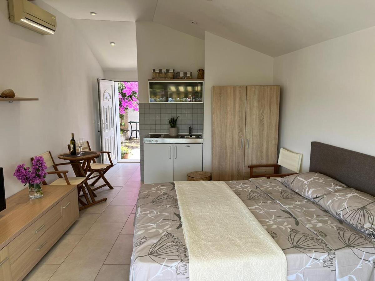 Studio Apartment Sol Mlini Bagian luar foto